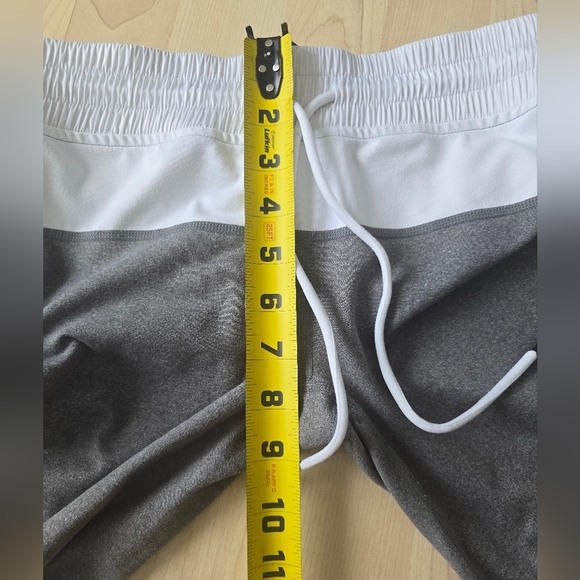 Fabletics Gray and White Capri Leggings Size Small - Picture 5 of 8